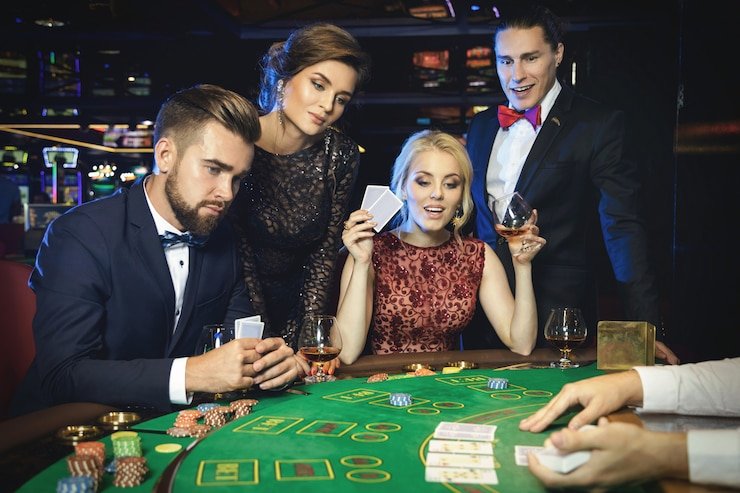 Meja Domino QQ dengan dealer profesional dan kartu domino berkualitas tinggi