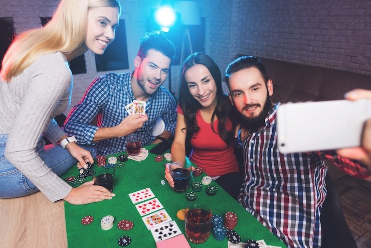 Dealer profesional Macau Pools berkomunikasi dengan pemain melalui interface interaktif